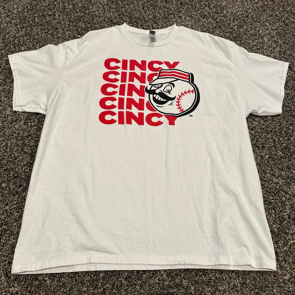 Cincinnati Reds White and Red Graphic Men's Tee